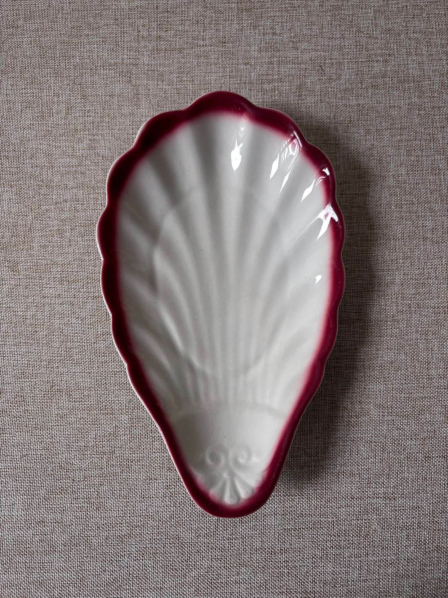 Red-Trimmed Shell Scalloped Dishes