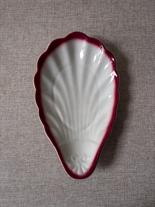 Red-Trimmed Shell Scalloped Dishes