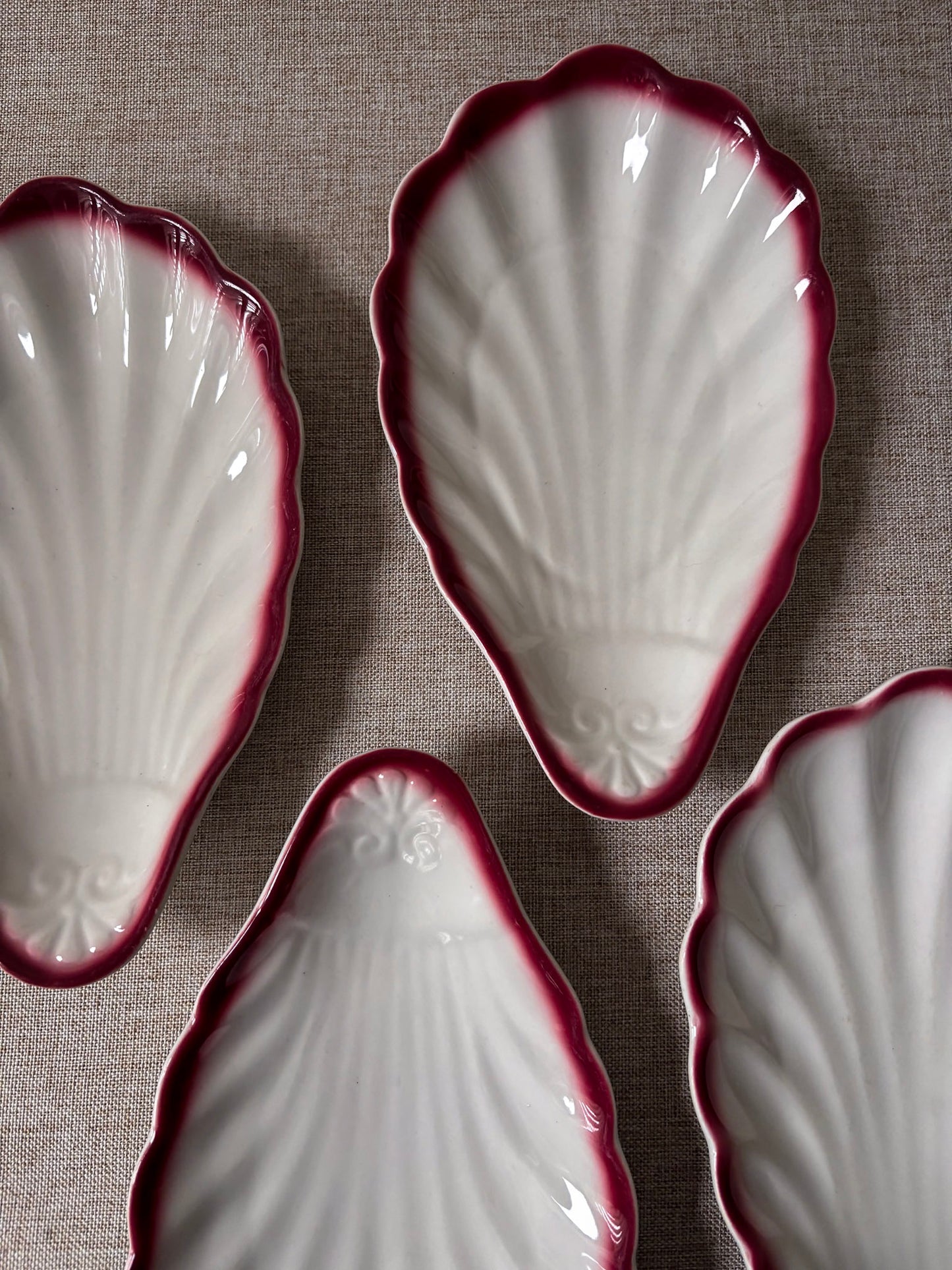 Red-Trimmed Shell Scalloped Dishes